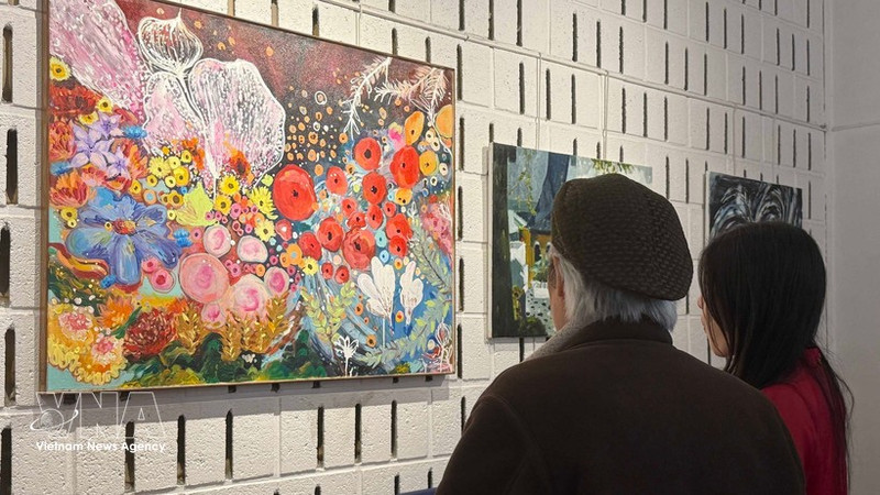 游客参观"在法兰西土地的越南之魂"画展与书展。（图片来源：越通社）