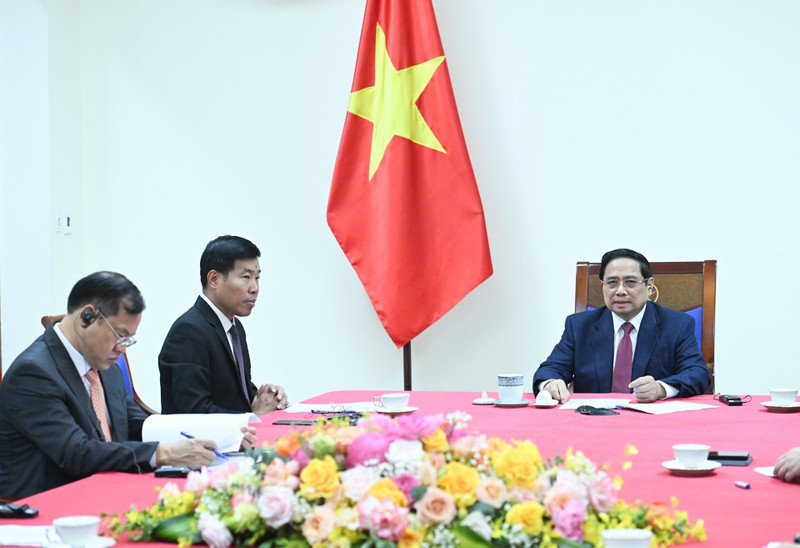 越南政府总理范明正与新加坡总理黄循财通电话。（图片来源：越通社）