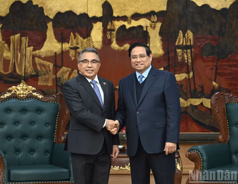 范明正总理与菲律宾驻越南大使梅纳尔多·洛斯·巴诺斯·蒙特阿莱格雷握手合影。