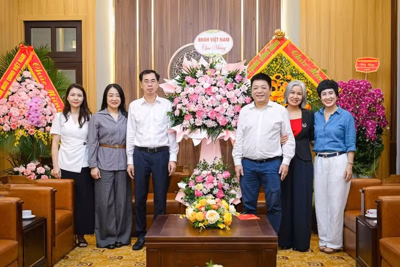 越南《人民报》社党委副书记、副总编辑桂廷原会见以越南社会保险副总经理陶越映为团长的越南社会保险代表团。