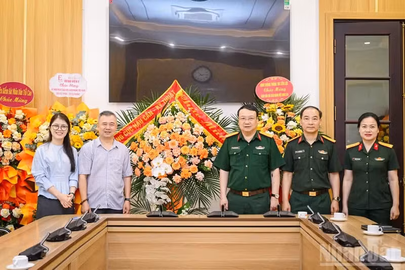 越南《人民报》社党委常委、科学与环境部主任丁双灵会见后勤技术总局政治副主任阮俊英大校和工作代表团。