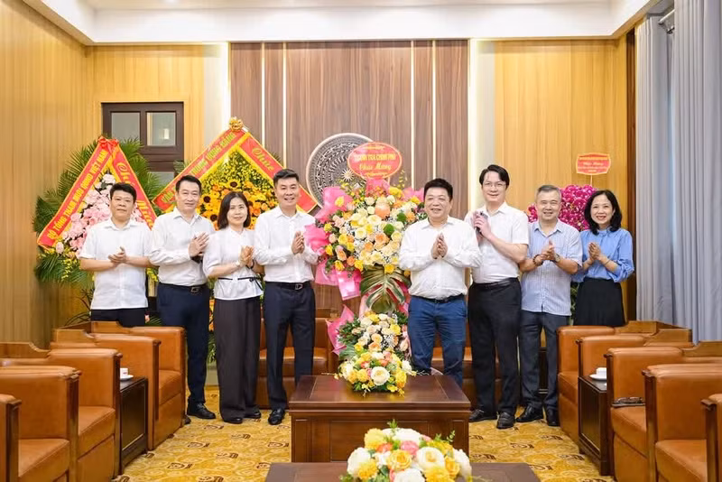 越南《人民报》社党委副书记、副总编辑桂廷原会见以政府监察总署副总监察长阮文强为团长的政府监察总署代表团。