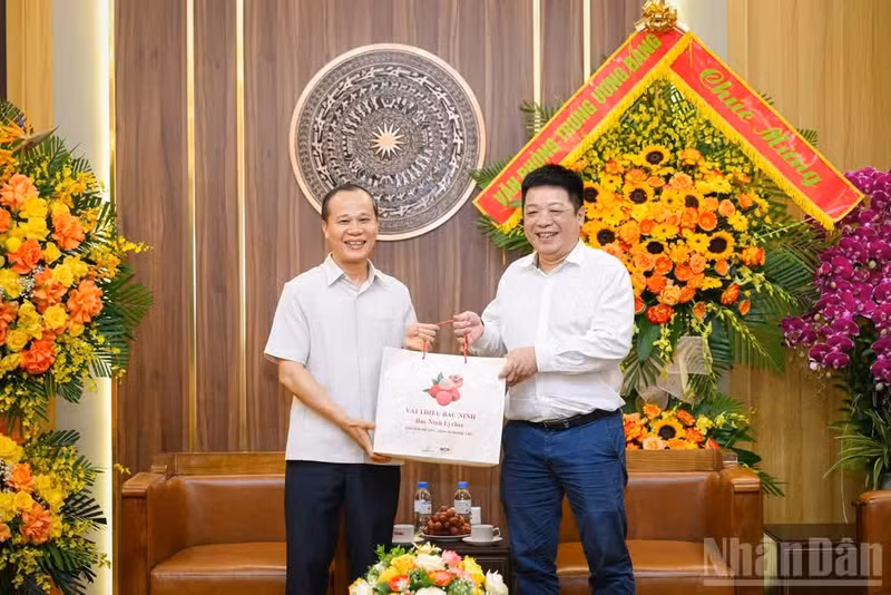 越南《人民报》社党委副书记、副总编辑桂廷原会见以北宁省委常委会委员、省人民委员会常务副主席梅山为团长的北宁省人民委员会工作代表团。