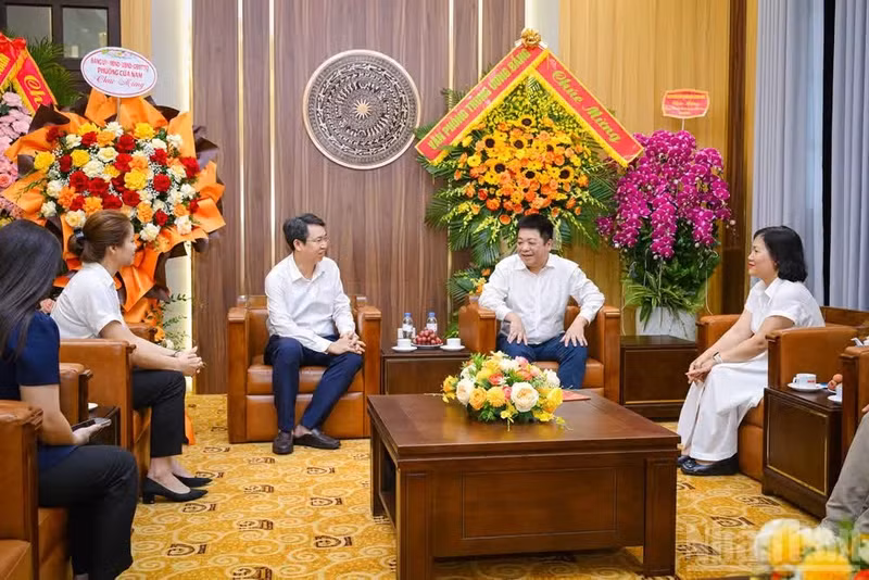 越南《人民报》社党委副书记、副总编辑桂廷原会见以河内市南门坊第十六届国会代表、南门坊党委书记、人民议会主席阮黄长为团长的工作代表团。