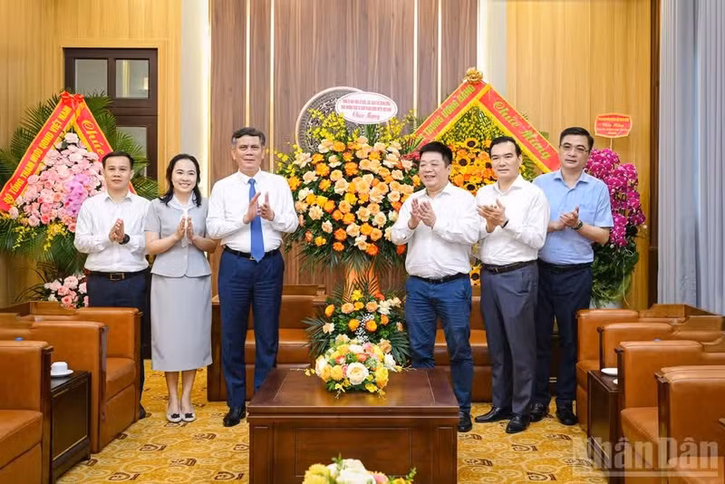 越南《人民报》社党委副书记、副总编辑桂廷原会见以越南祖国阵线中央委员会副主席陈胜为团长的越南祖国阵线中央委员会工作代表团。