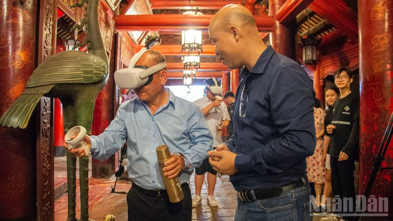 游客在文庙—国子监遗迹区体验虚拟现实技术。（河南 摄）