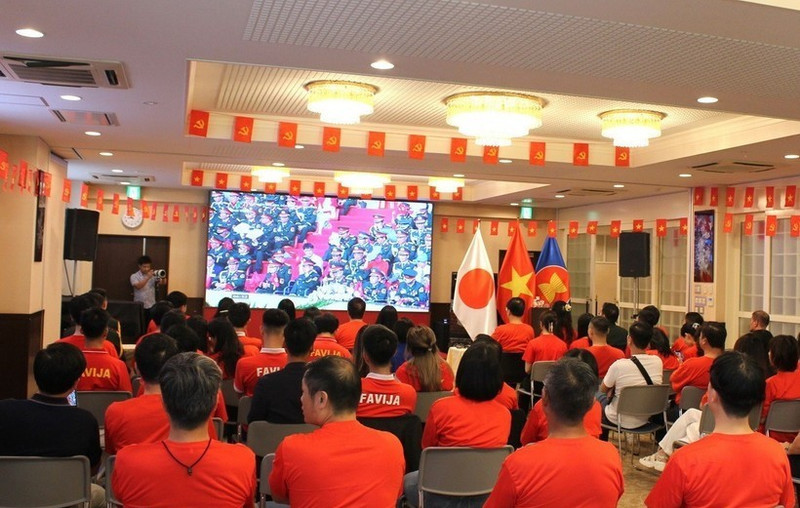 在日越南侨胞观看大屏幕直播，庆祝越南国庆80周年。(图片来源：越通社）