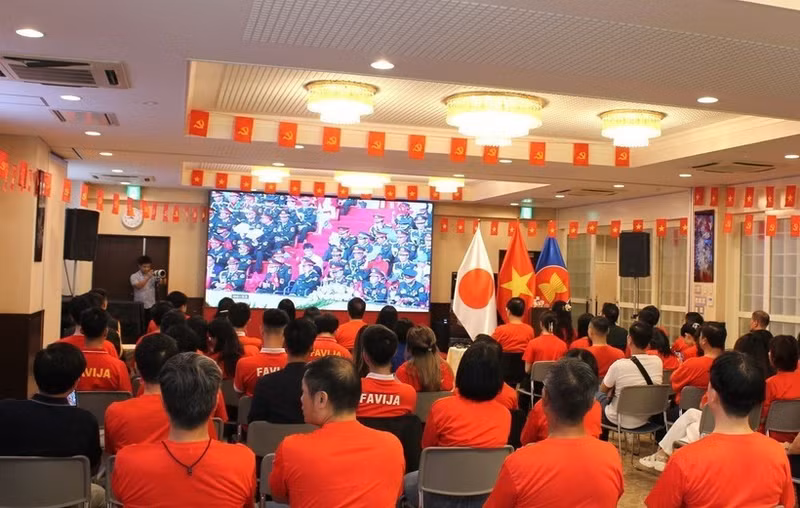在日越南侨胞观看大屏幕直播，庆祝越南国庆80周年。(图片来源：越通社）