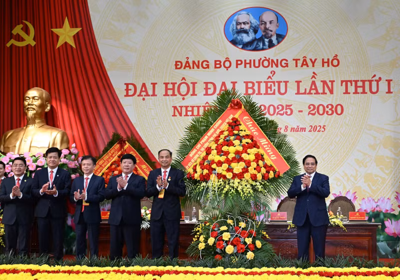 政府总理范明正出席越共河内市西湖坊第一次代表大会并送花以示祝贺。