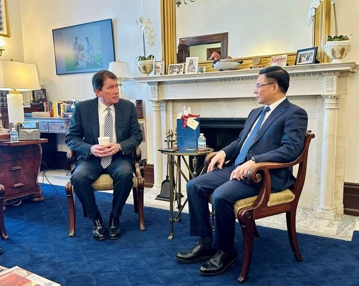 越南工贸部代理部长黎孟雄与美国共和党参议员、田纳西州代表比尔·哈格蒂进行交谈。（图片来源：越通社）