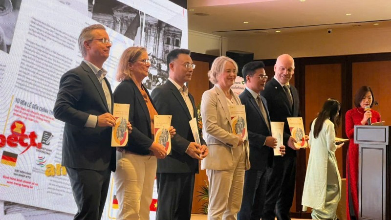 关于越南与德国关系的专书赠送活动在纪念仪式上举行。