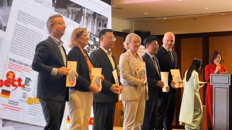 关于越南与德国关系的专书赠送活动在纪念仪式上举行。