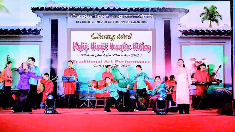 在宁侨步行街的一场传统艺术表演。（芳黄 摄）