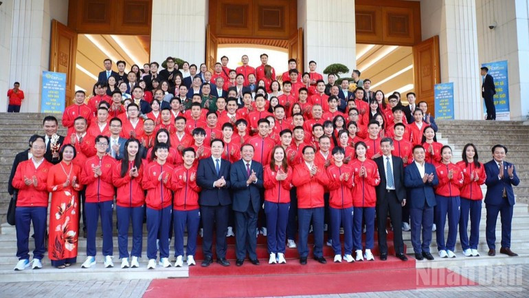 范明正总理与参加第33届东南亚运动会的越南体育代表团在出征仪式上合影。（陈海 摄）