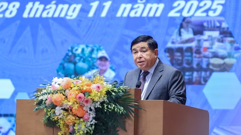 政府副总理阮志勇在论坛上致辞。