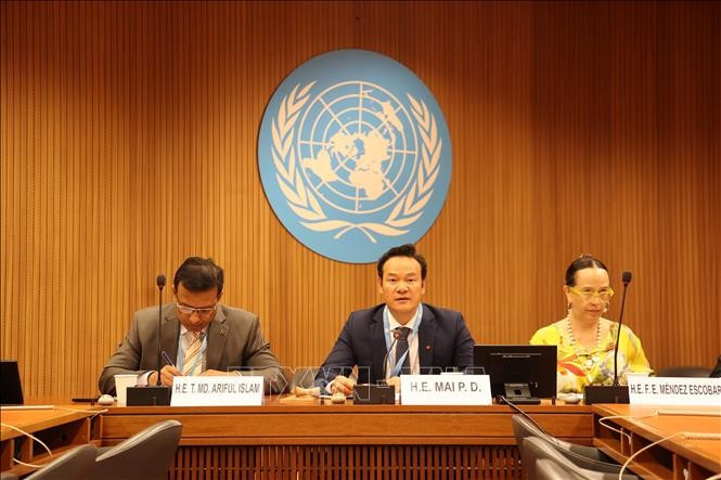 越南常驻联合国日内瓦办事处和瑞士其他国际组织代表团团长梅潘勇发表讲话。（图片来源：越通社）