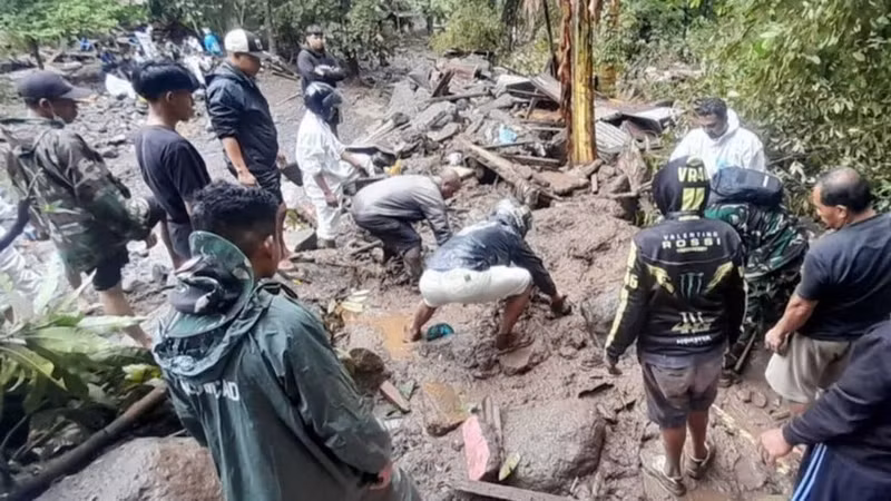 救援人员在印度尼西亚搜寻被山洪掩埋的遇难者。（图片来源：安塔拉通讯社）