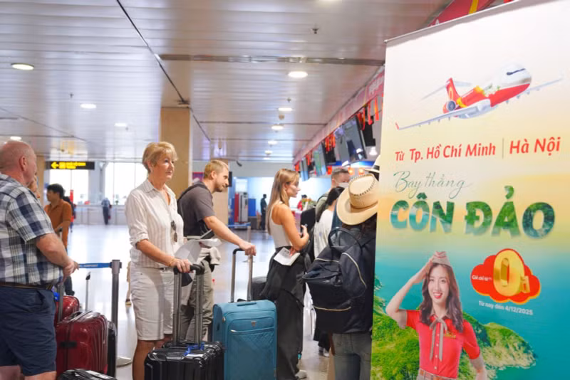 自2025年12月17日起，越捷航空公司（Vietjet）将河内、胡志明市与昆岛之间的航班增加一倍。（图片来源：越通社）