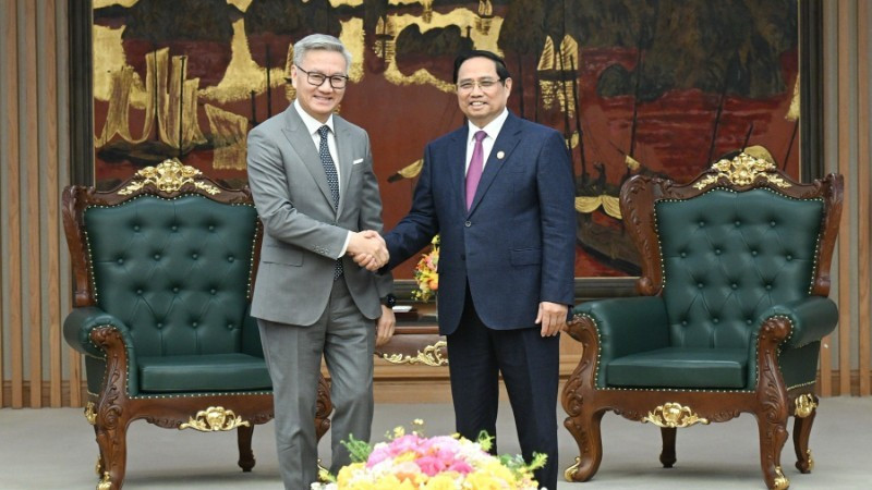 越南政府总理范明正会见老挝外交部长通沙万·丰威汉。（陈海 摄）