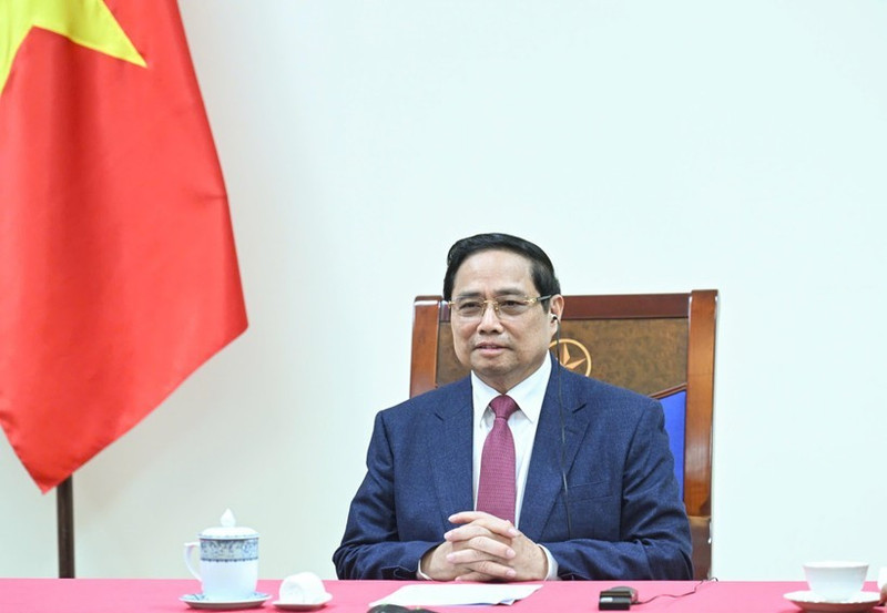 越南政府总理范明正同新加坡总理黄循财通电话。（陈海 摄）