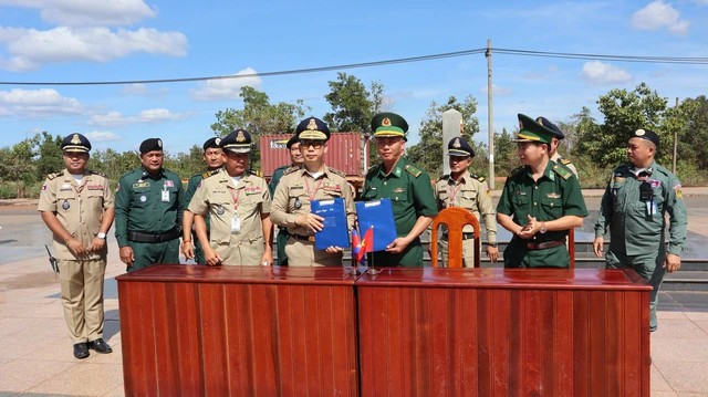 两国有关部门签署63名越南公民交接纪要。（图片来源：vtv.vn）