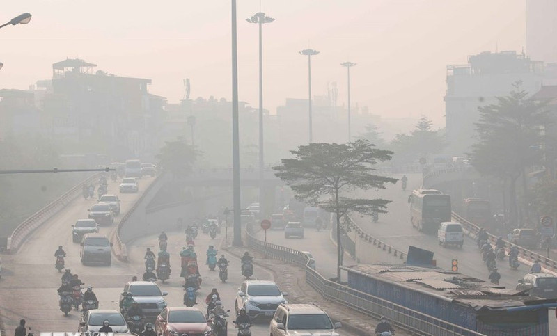 河内多条道路因空气污染而能见度低下。（图片来源：越通社）