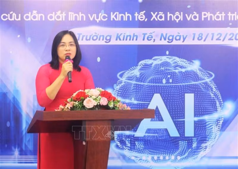 越南工商联合会九龙江三角洲分会副主任武氏秋香在仪式上致辞。（图片来源：越通社）