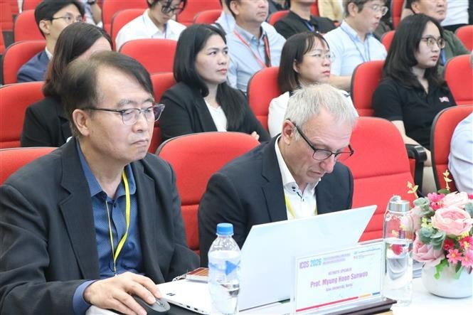 参加研讨会的各位代表。（图片来源：越通社）