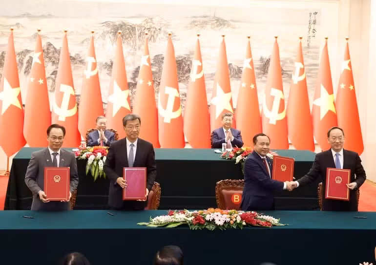 越共中央总书记、越南国家主席苏林和中共中央总书记、中国国家主席习近平出席两国合作文件签字仪式。（图片来源：越通社）