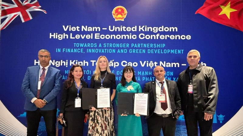 越南MHGROUP集团股份公司与英国Greenspace Ltd公司签署多个领域的合作意向书。