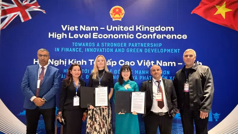 越南MHGROUP集团股份公司与英国Greenspace Ltd公司签署多个领域的合作意向书。