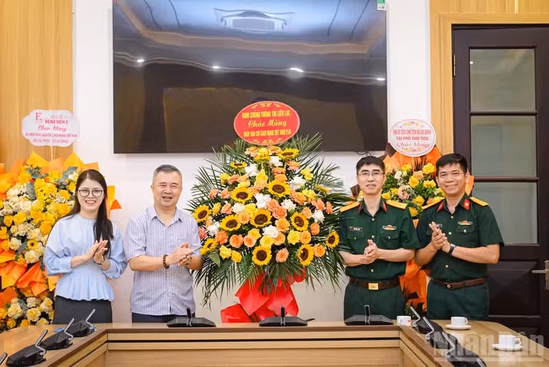 越南《人民报》社党委常委、科学与环境部主任丁双灵会见以越南国防部通信联络兵种宣训处副处长陈国泰上校为团长的工作代表团。
