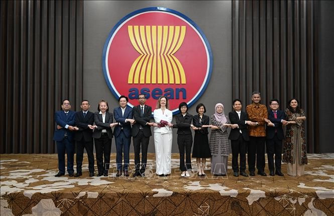 各国代表团团长合影。（图片来源：越通社）