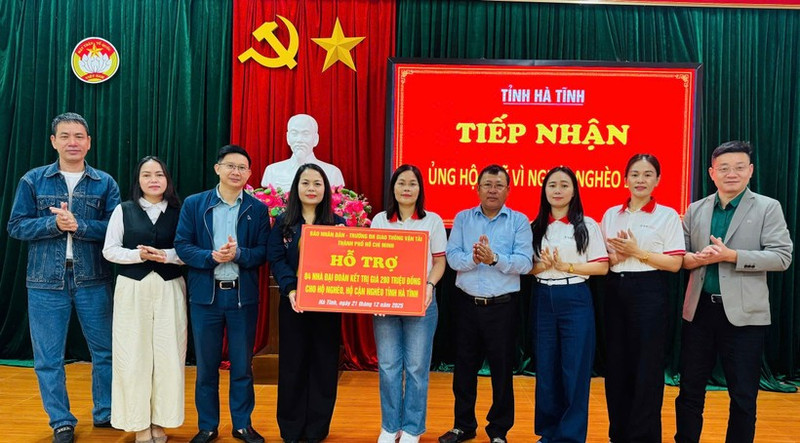 工作代表团向河静省困境家庭赠送慰问品。