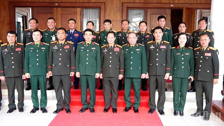 双方代表合影。（图片来源：越通社）