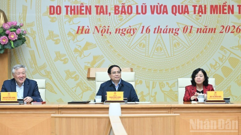 范明正总理主持会议。（陈海 摄）