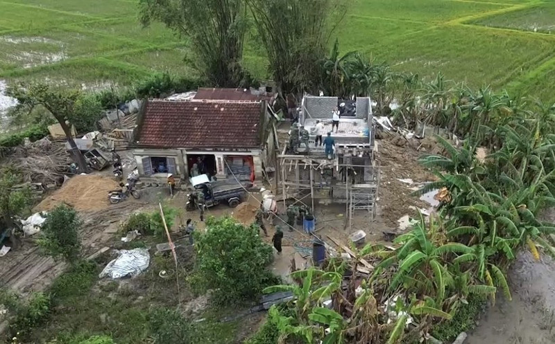 军队、公安力量以及各级党委、地方政府不分昼夜，为灾区群众组织实施住房建设和修缮工作。（图片来源：越通社）