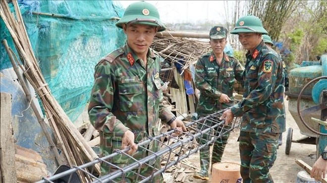 军队力量为嘉莱省洪涝灾区民众建造房屋。（图片来源：越通社）