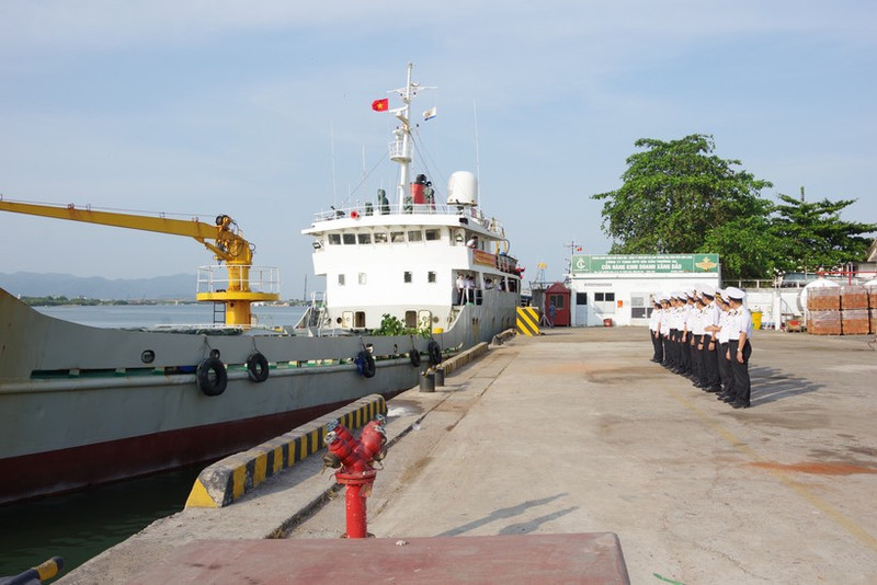 工作代表团启程前往长沙特区走访慰问并赠送礼物。（图片来源：越通社）