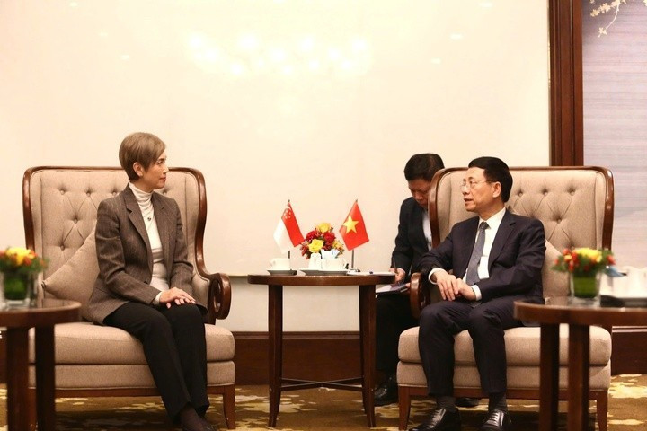 越南科学与技术部部长阮孟雄会见新加坡数码发展与新闻部长约瑟芬·特奥。（图片来源：越南科技部报网）