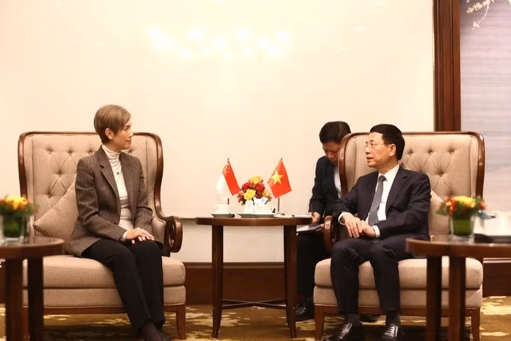 越南科学与技术部部长阮孟雄会见新加坡数码发展与新闻部长约瑟芬·特奥。（图片来源：越南科技部报网）