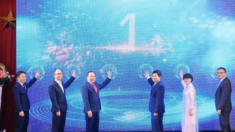 各位代表共同按下启动按钮，标志着越南首个国家级半导体芯片试产支持中心正式问世。