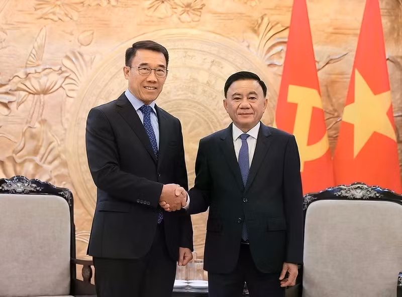 越共中央政治局委员、中央书记处常务书记陈锦秀（右）与老挝人民革命党中央对外部代理部长本莱·班达努冯。（图片来源：越通社）