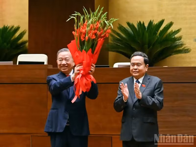 国会主席陈青敏向越共中央总书记、国家主席苏林送花表示祝贺。