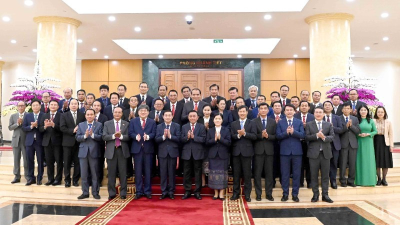 越共中央政治局委员、中央书记处常务书记陈锦秀与老挝人民革命党高级干部代表团成员合影。（图片来源：越通社）