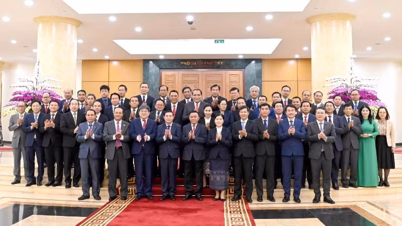 越共中央政治局委员、中央书记处常务书记陈锦秀与老挝人民革命党高级干部代表团成员合影。（图片来源：越通社）