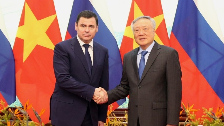 越南政府常务副总理阮和平与俄罗斯总统助理米罗诺夫·德米特里。（图片来源：政府网）