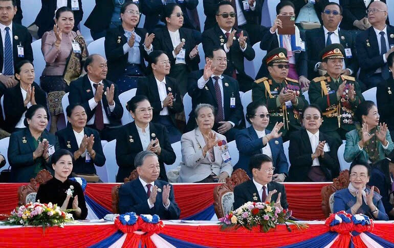 苏林总书记和夫人出席老挝国庆50周年庆典。（图片来源：越通社）