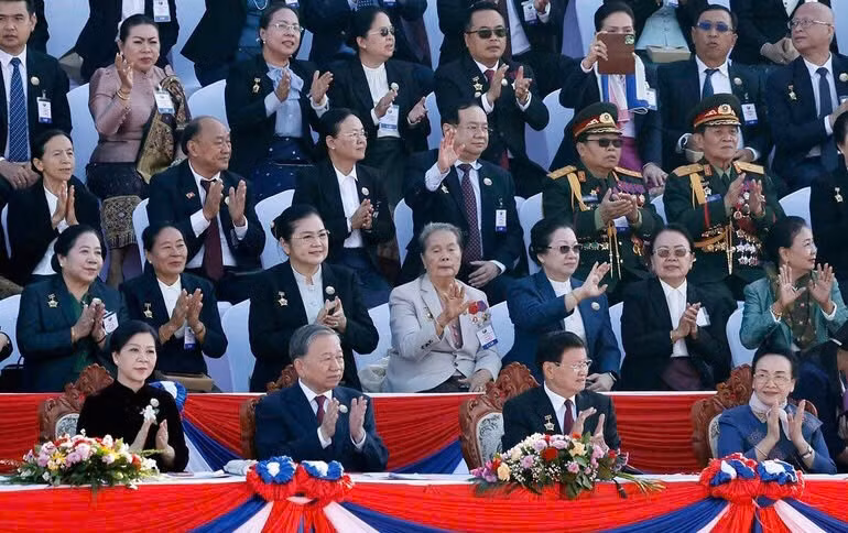 苏林总书记和夫人出席老挝国庆50周年庆典。（图片来源：越通社）