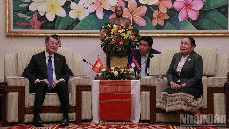 越共中央政治局委员、中央书记处书记、中央组织部部长黎明兴与老挝人民革命党中央政治局委员、中央书记处书记、中央组织部部长西赛•乐迪蒙颂举行工作会谈。（维全 摄）